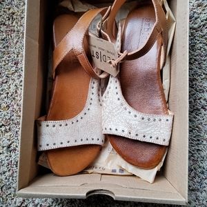 Bedstu auburn sandals size 9. New